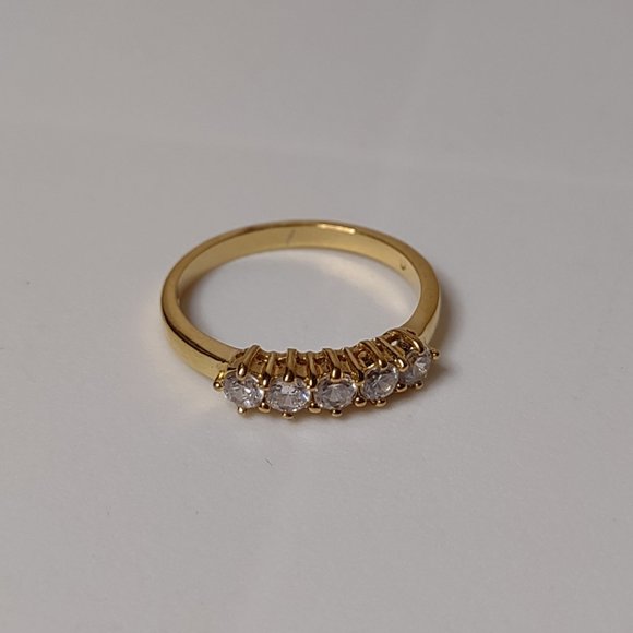 Size 8.25 Gold Tone Ring With Clear Stones - Picture 1 of 14